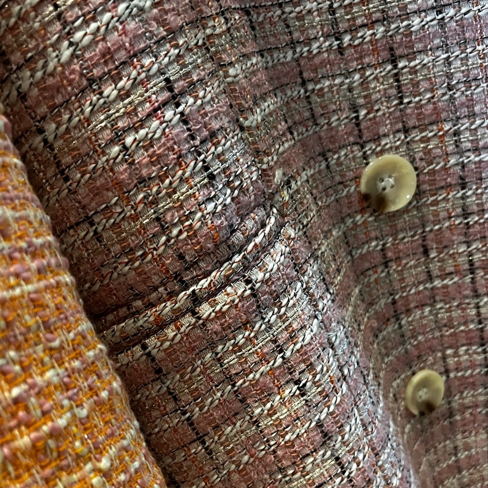 It’s a beautiful blazer! Nice “spring colors”.